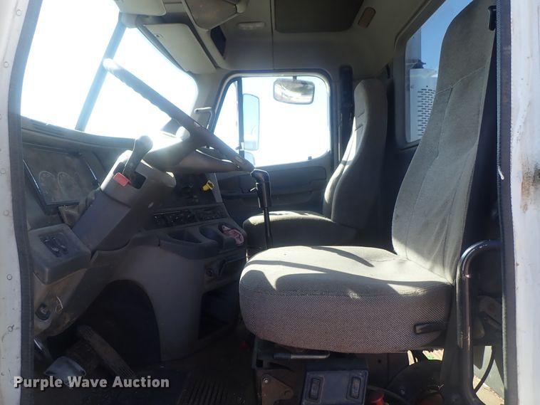 image for item DC1475 2003 Freightliner Columbia  semi truck