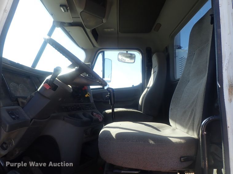 image for item DC1475 2003 Freightliner Columbia  semi truck