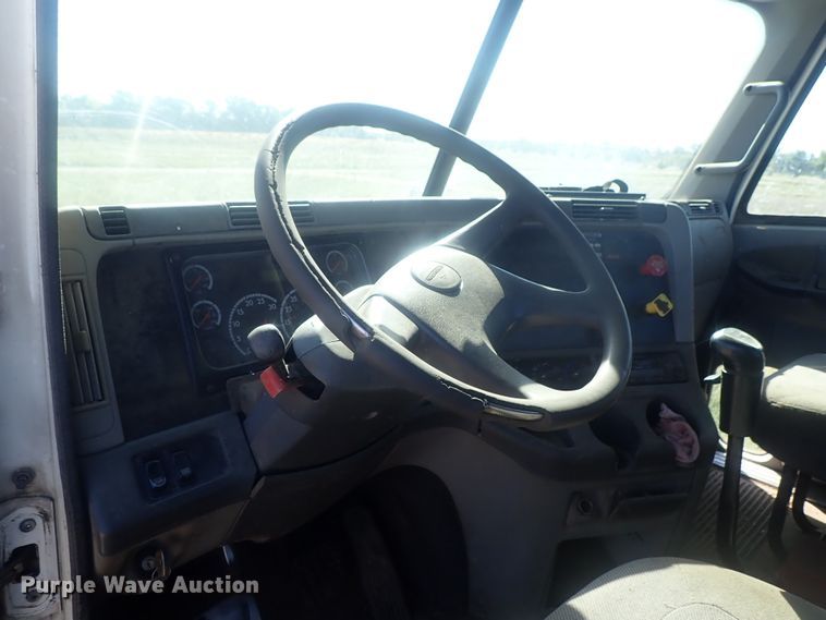 image for item DC1475 2003 Freightliner Columbia  semi truck