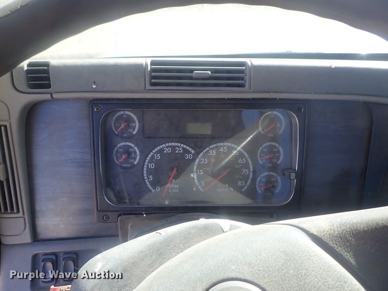 image for item DC1475 2003 Freightliner Columbia  semi truck