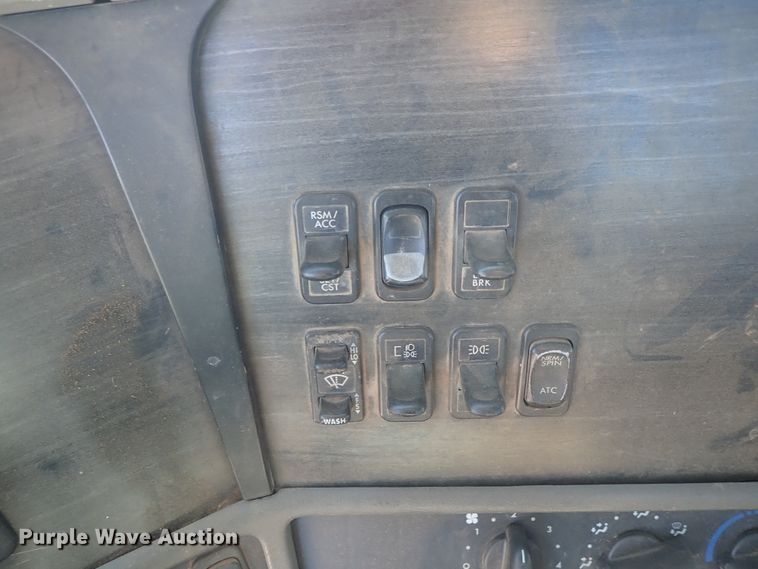 image for item DC1475 2003 Freightliner Columbia  semi truck