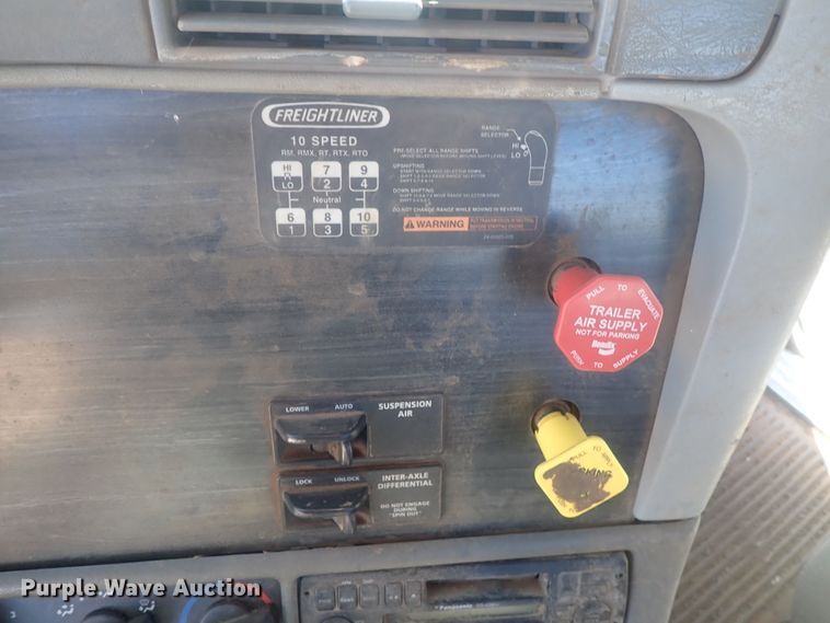 image for item DC1475 2003 Freightliner Columbia  semi truck