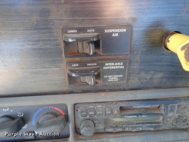 image for item DC1475 2003 Freightliner Columbia  semi truck