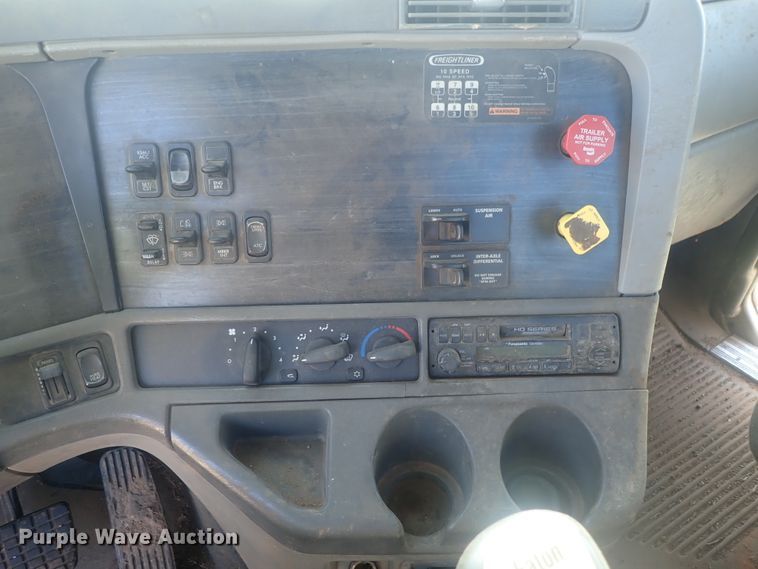 image for item DC1475 2003 Freightliner Columbia  semi truck