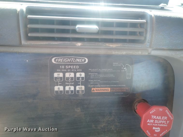 image for item DC1475 2003 Freightliner Columbia  semi truck