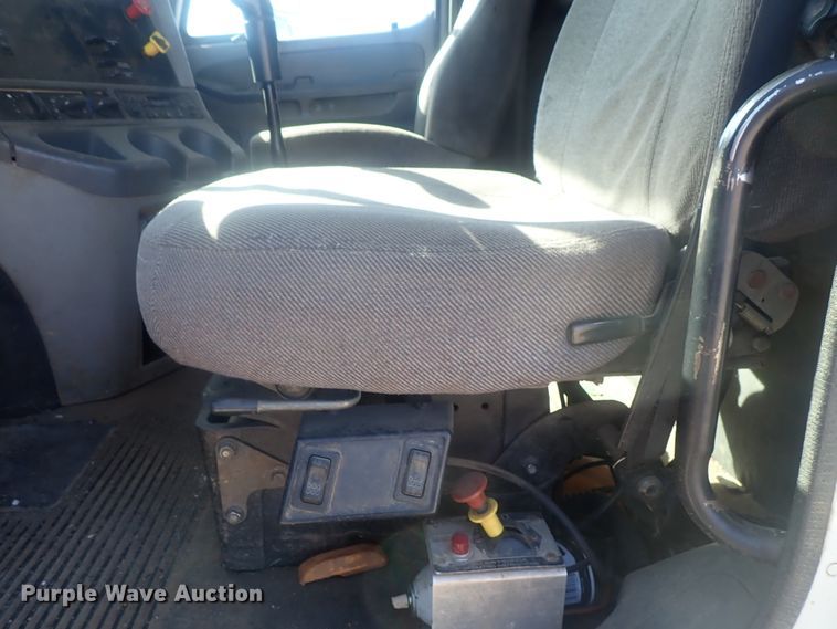 image for item DC1475 2003 Freightliner Columbia  semi truck