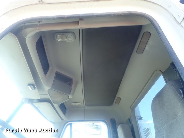 image for item DC1475 2003 Freightliner Columbia  semi truck