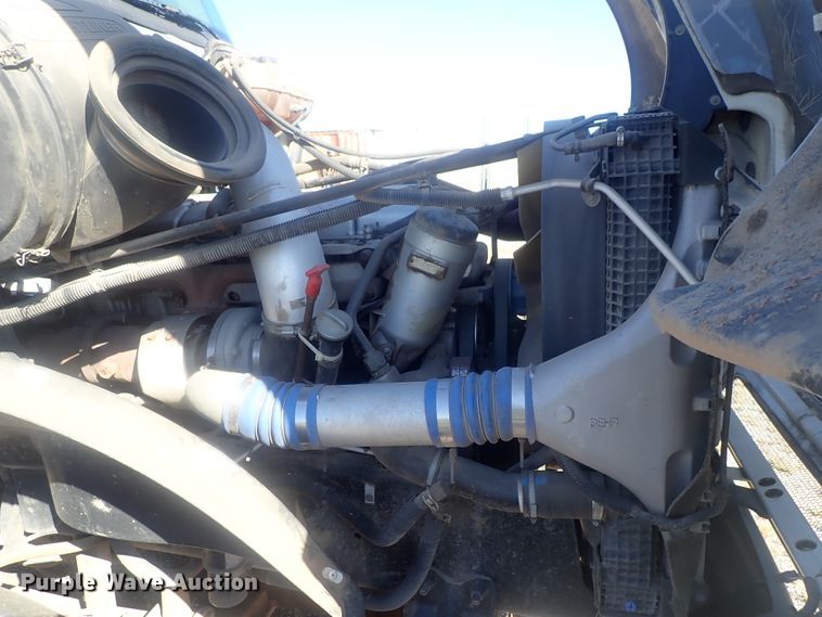 image for item DC1475 2003 Freightliner Columbia  semi truck