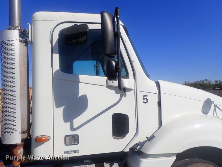 image for item DC1475 2003 Freightliner Columbia  semi truck