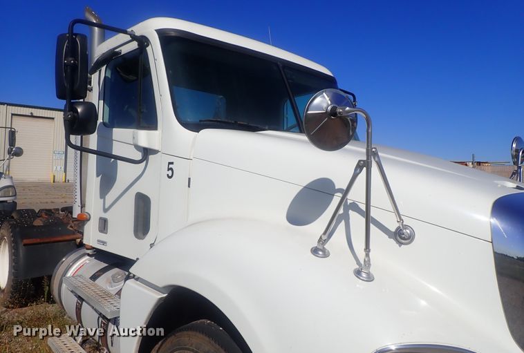 image for item DC1475 2003 Freightliner Columbia  semi truck