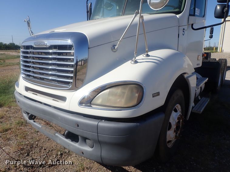 image for item DC1475 2003 Freightliner Columbia  semi truck