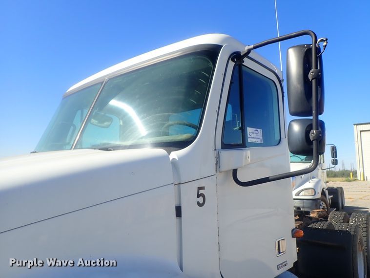 image for item DC1475 2003 Freightliner Columbia  semi truck