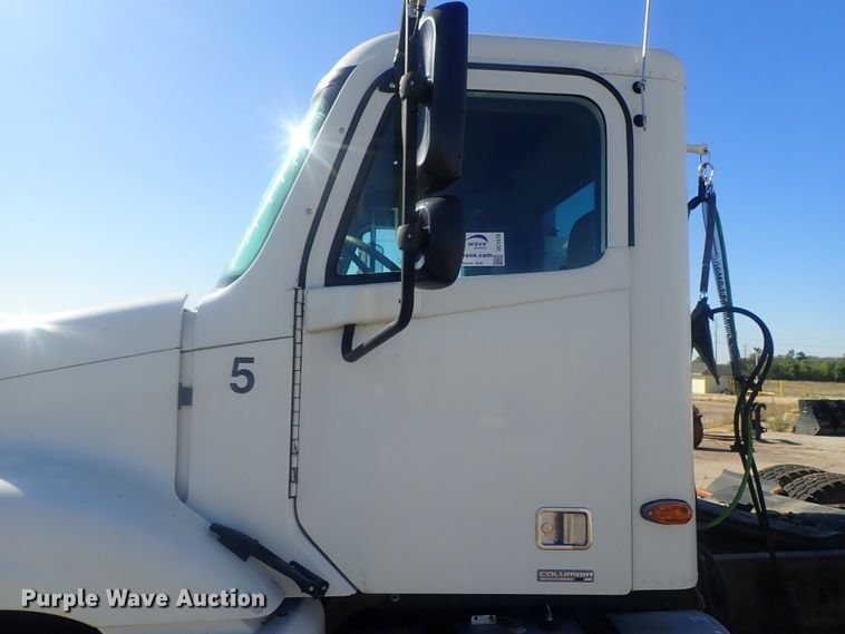 image for item DC1475 2003 Freightliner Columbia  semi truck