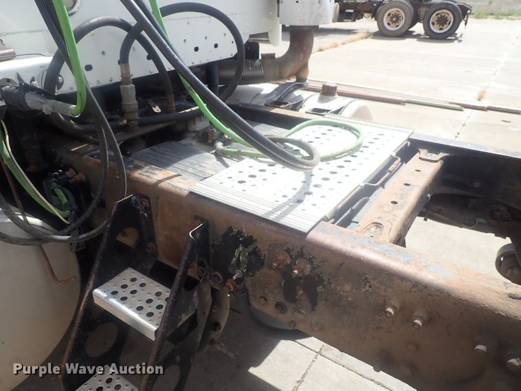 image for item DC1475 2003 Freightliner Columbia  semi truck