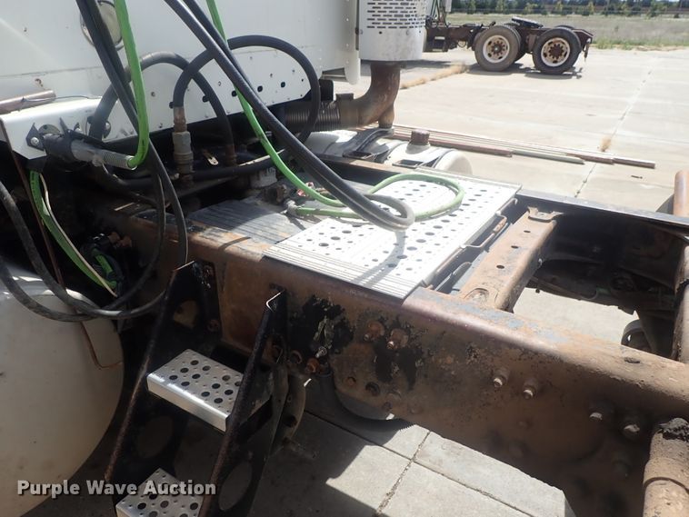 image for item DC1475 2003 Freightliner Columbia  semi truck