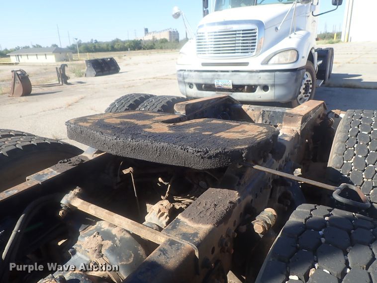 image for item DC1475 2003 Freightliner Columbia  semi truck