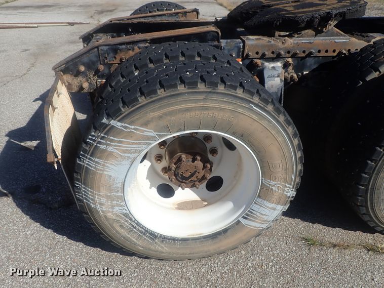 image for item DC1475 2003 Freightliner Columbia  semi truck