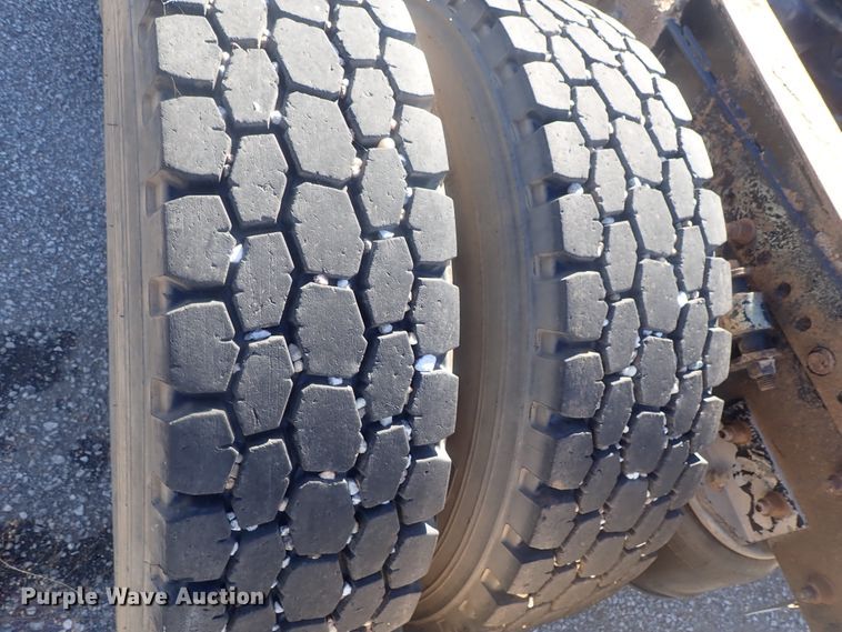 image for item DC1475 2003 Freightliner Columbia  semi truck