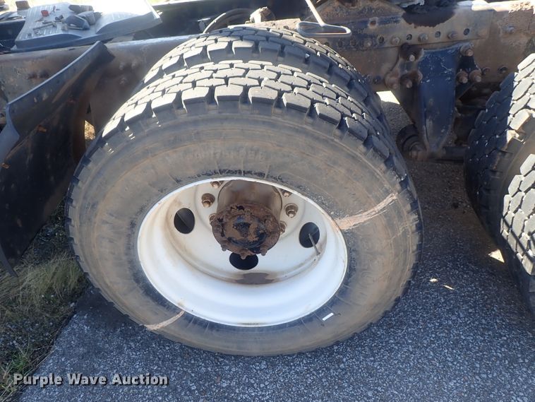 image for item DC1475 2003 Freightliner Columbia  semi truck