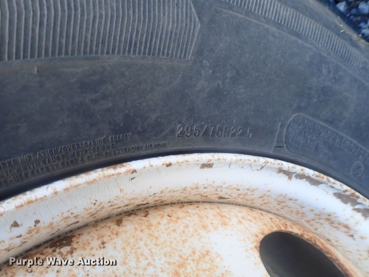 image for item DC1475 2003 Freightliner Columbia  semi truck