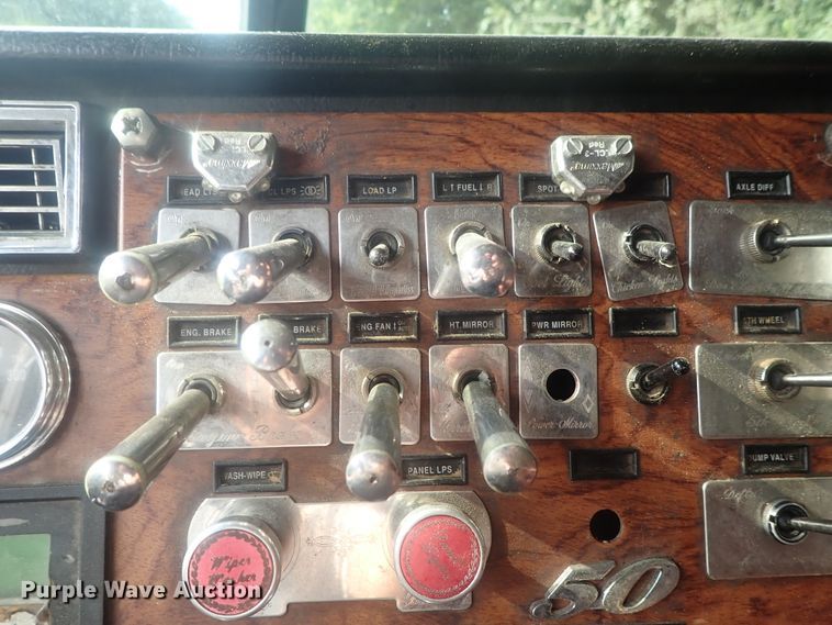 image for item DE0764 1998 Peterbilt 379  semi truck