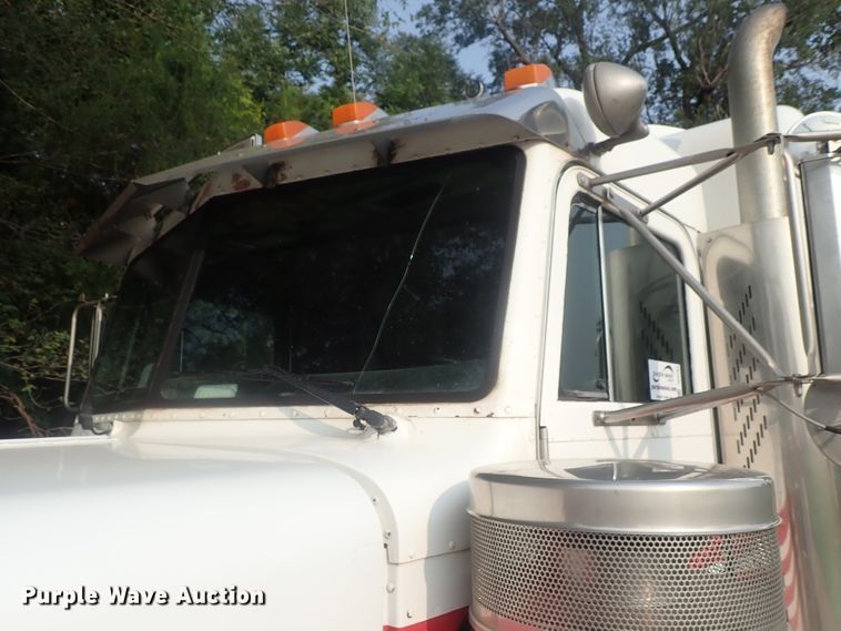 image for item DE0764 1998 Peterbilt 379  semi truck