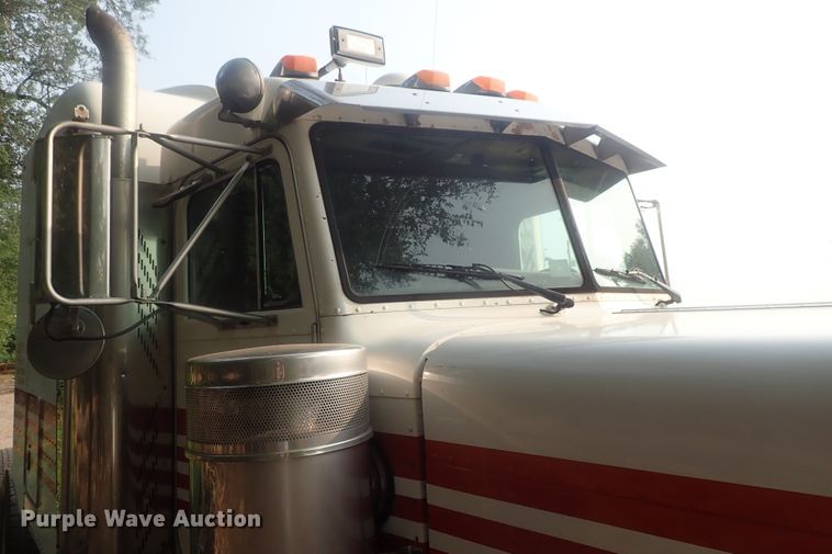 image for item DE0764 1998 Peterbilt 379  semi truck