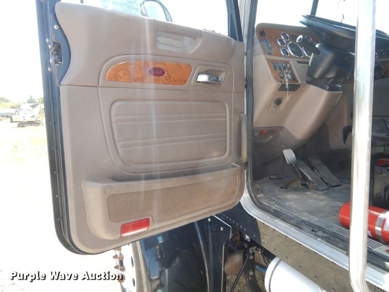image for item DH0061 2006 Peterbilt 378  semi truck