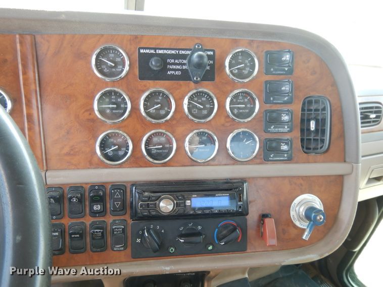 image for item DH0061 2006 Peterbilt 378  semi truck