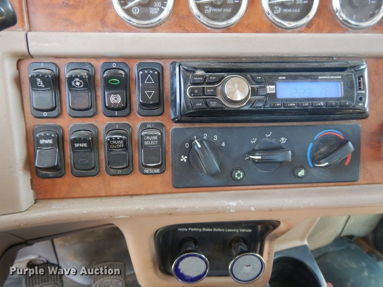 image for item DH0061 2006 Peterbilt 378  semi truck