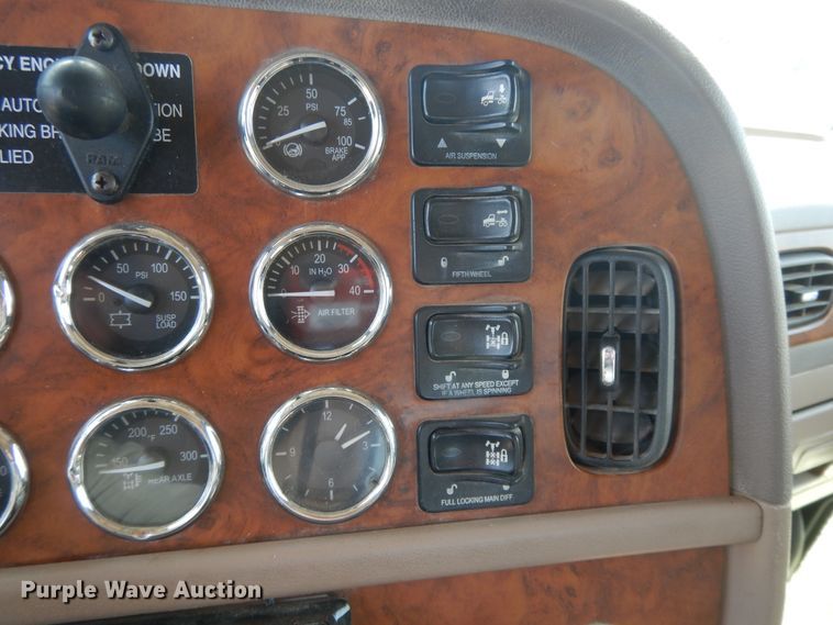 image for item DH0061 2006 Peterbilt 378  semi truck