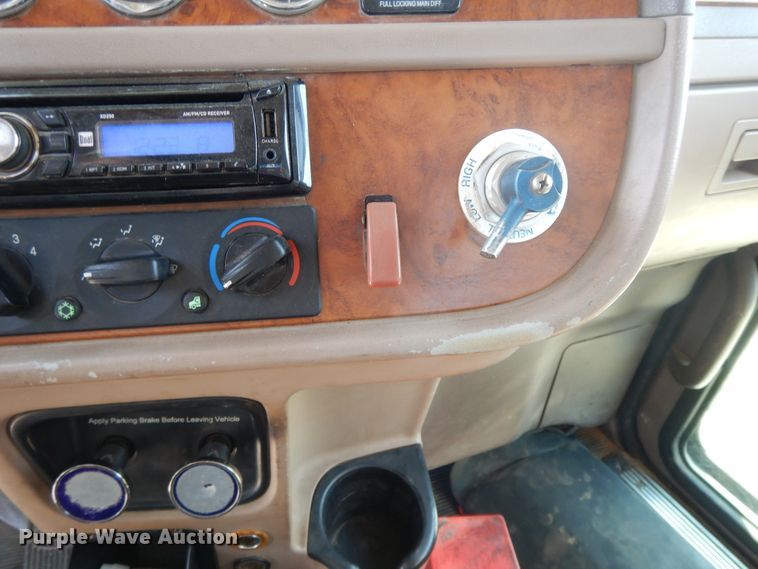 image for item DH0061 2006 Peterbilt 378  semi truck