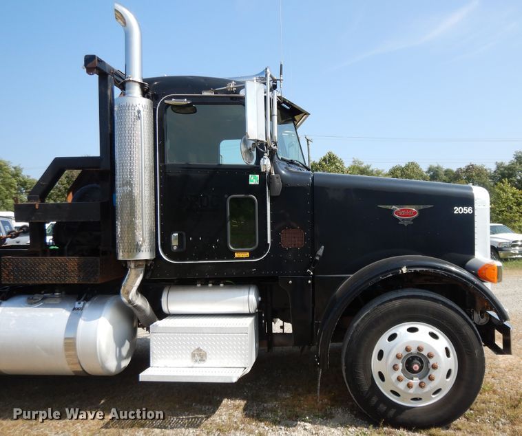 image for item DH0061 2006 Peterbilt 378  semi truck