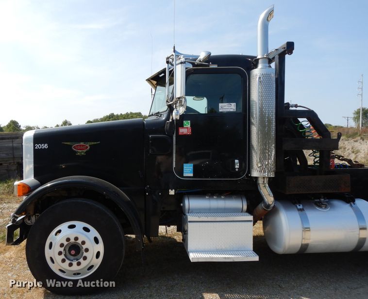 image for item DH0061 2006 Peterbilt 378  semi truck
