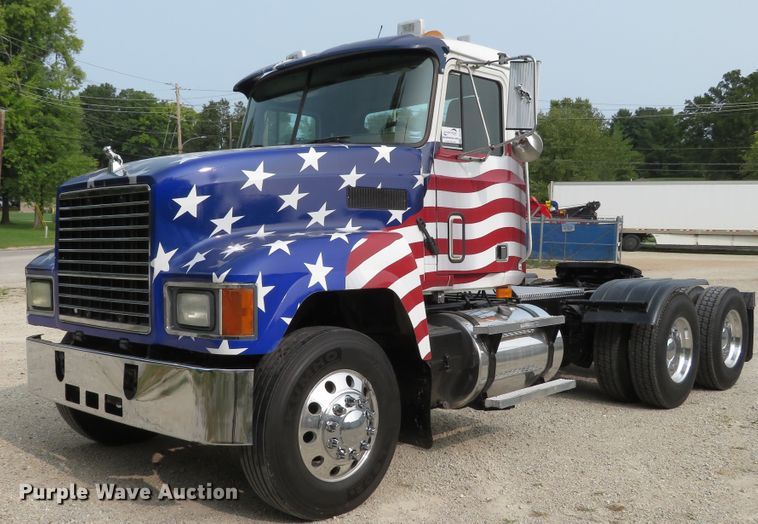 image for item DH1195 2001 Mack CH613  semi truck