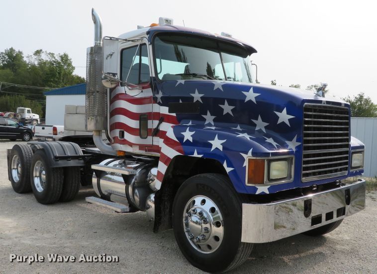 image for item DH1195 2001 Mack CH613  semi truck