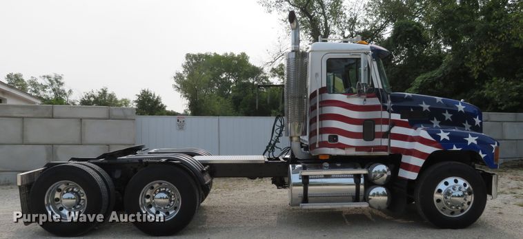 image for item DH1195 2001 Mack CH613  semi truck