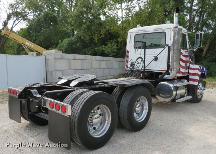 image for item DH1195 2001 Mack CH613  semi truck