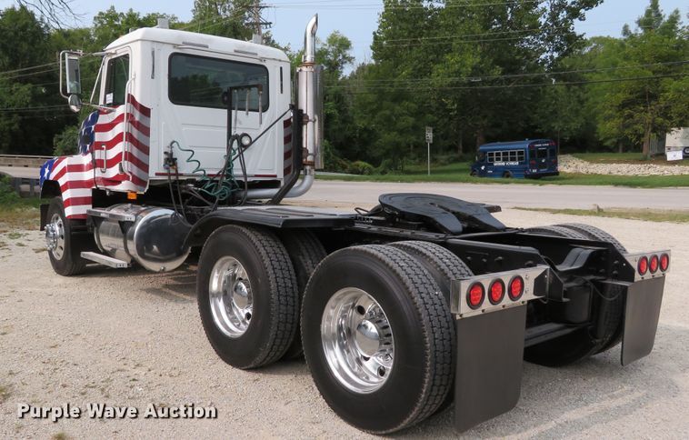 image for item DH1195 2001 Mack CH613  semi truck