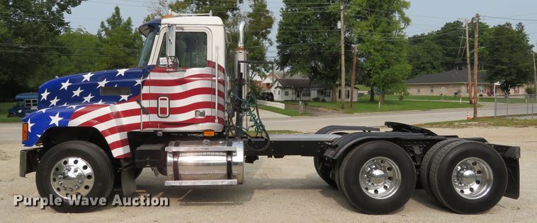 image for item DH1195 2001 Mack CH613  semi truck