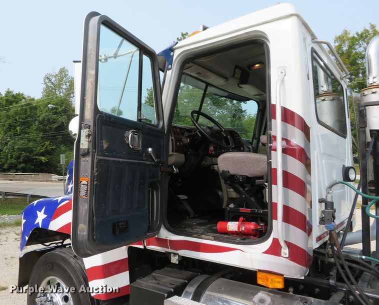 image for item DH1195 2001 Mack CH613  semi truck