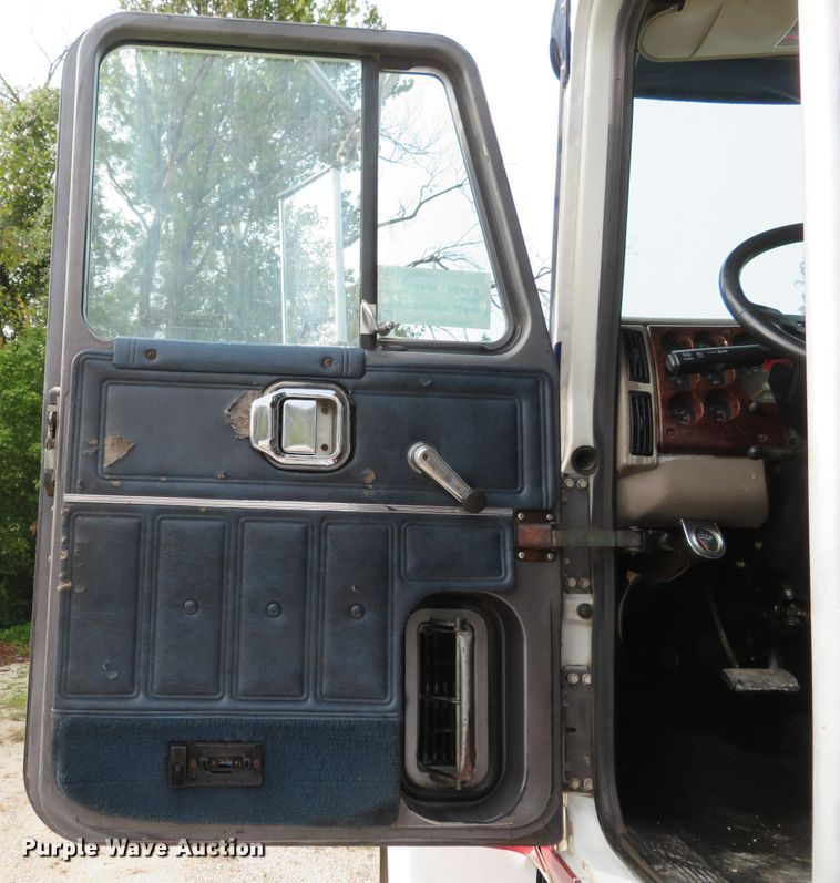 image for item DH1195 2001 Mack CH613  semi truck