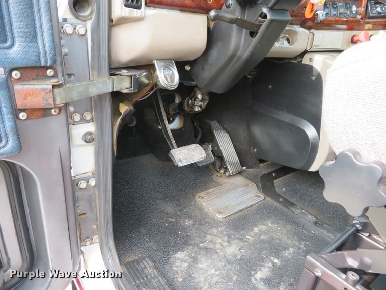 image for item DH1195 2001 Mack CH613  semi truck