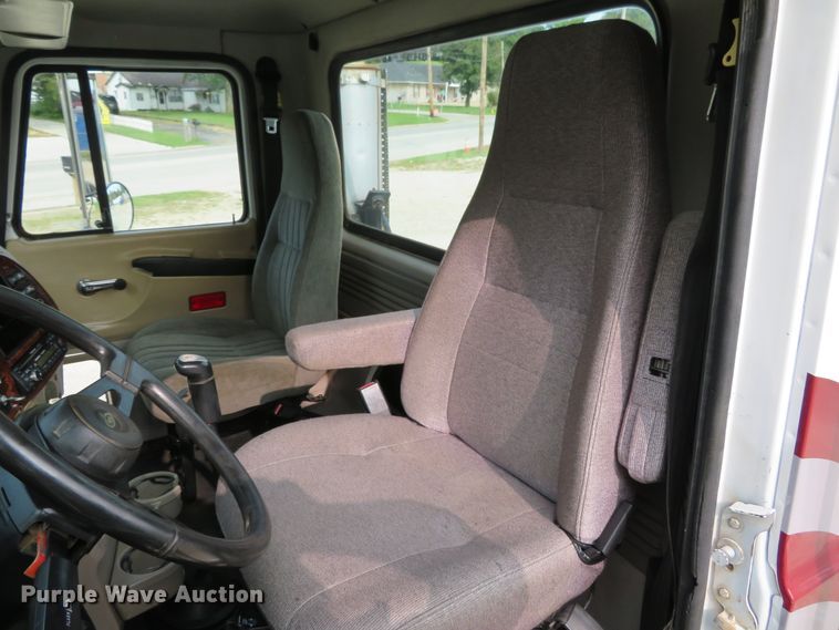 image for item DH1195 2001 Mack CH613  semi truck