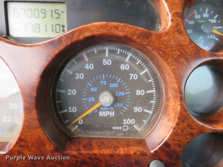 image for item DH1195 2001 Mack CH613  semi truck