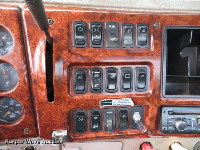 image for item DH1195 2001 Mack CH613  semi truck