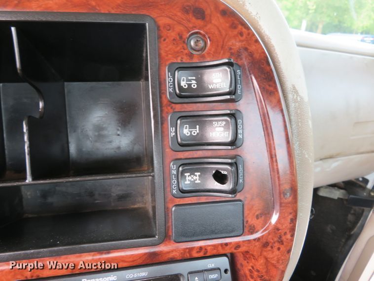 image for item DH1195 2001 Mack CH613  semi truck