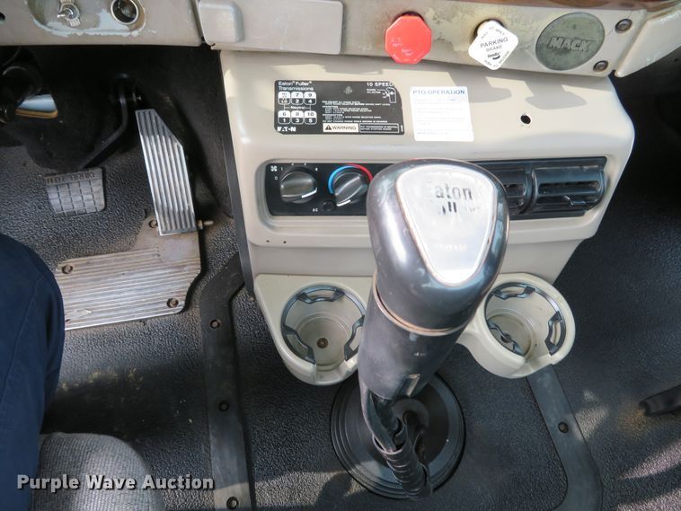 image for item DH1195 2001 Mack CH613  semi truck