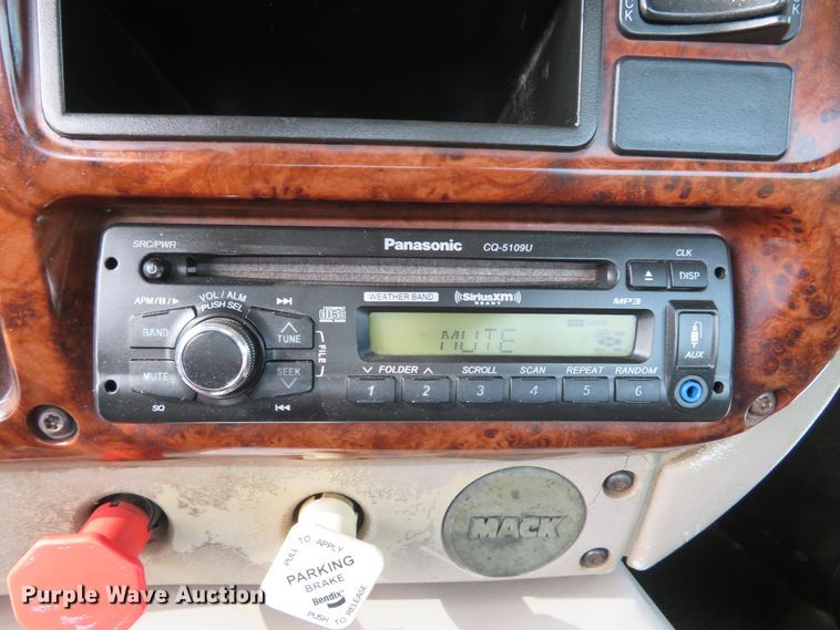 image for item DH1195 2001 Mack CH613  semi truck