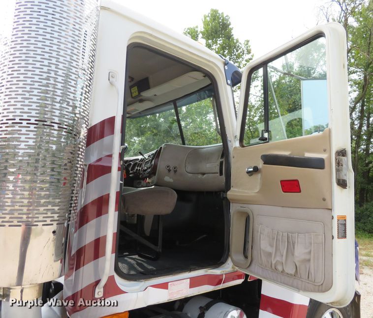 image for item DH1195 2001 Mack CH613  semi truck